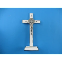 Krzyż metalowy z medalem Św. Benedykta stojący 20 cm.Wersja Lux biały